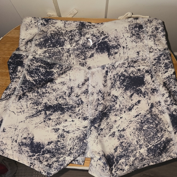 Abstract tight workout shorts by Jessica Simpson - Picture 2 of 4